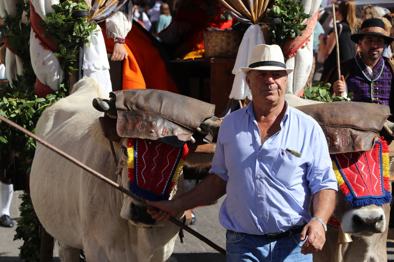 Los carros engalanados toman las calles de León.