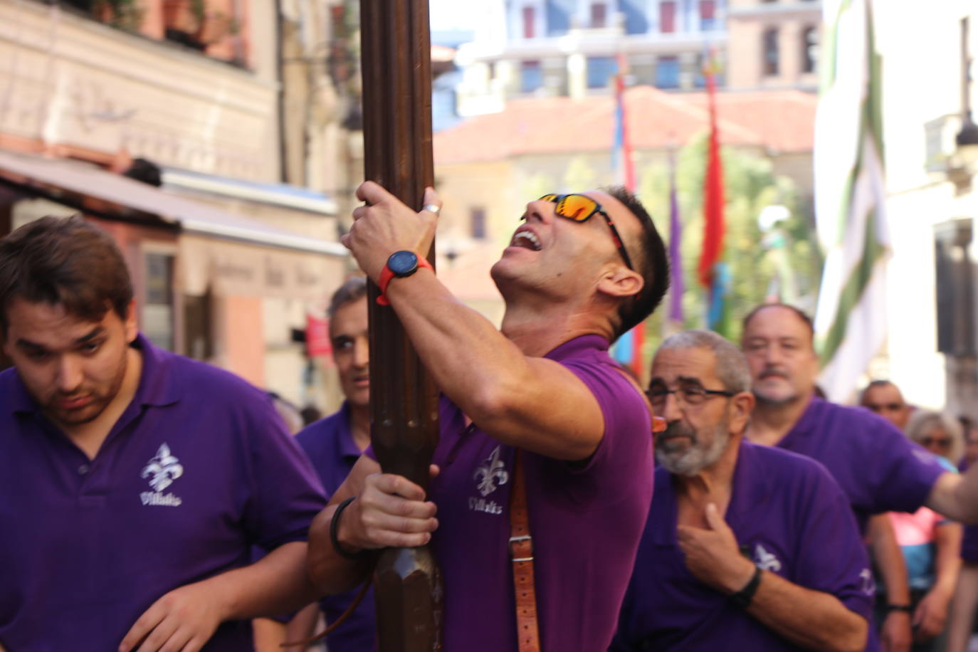 Desfile de pendones y pendonetas.