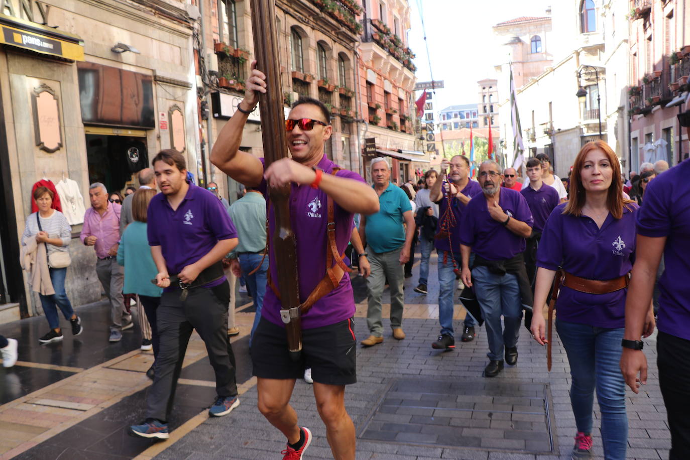 Desfile de pendones y pendonetas.