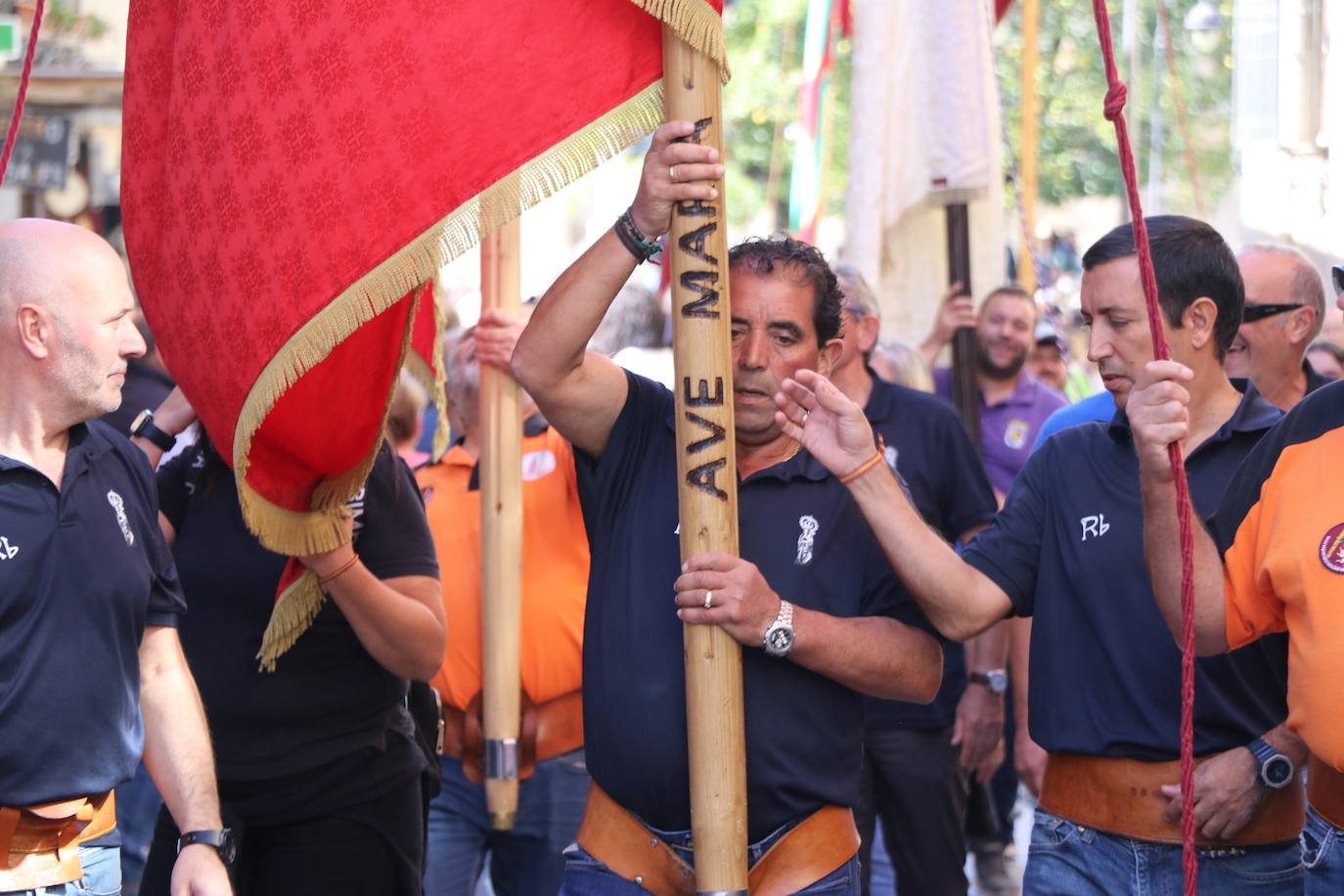 Desfile de pendones y pendonetas.