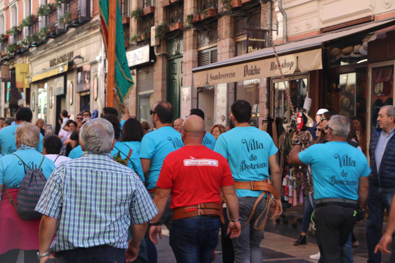 Desfile de pendones y pendonetas.