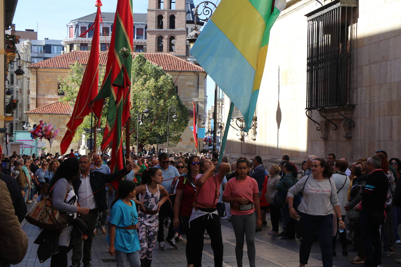 Desfile de pendones y pendonetas.