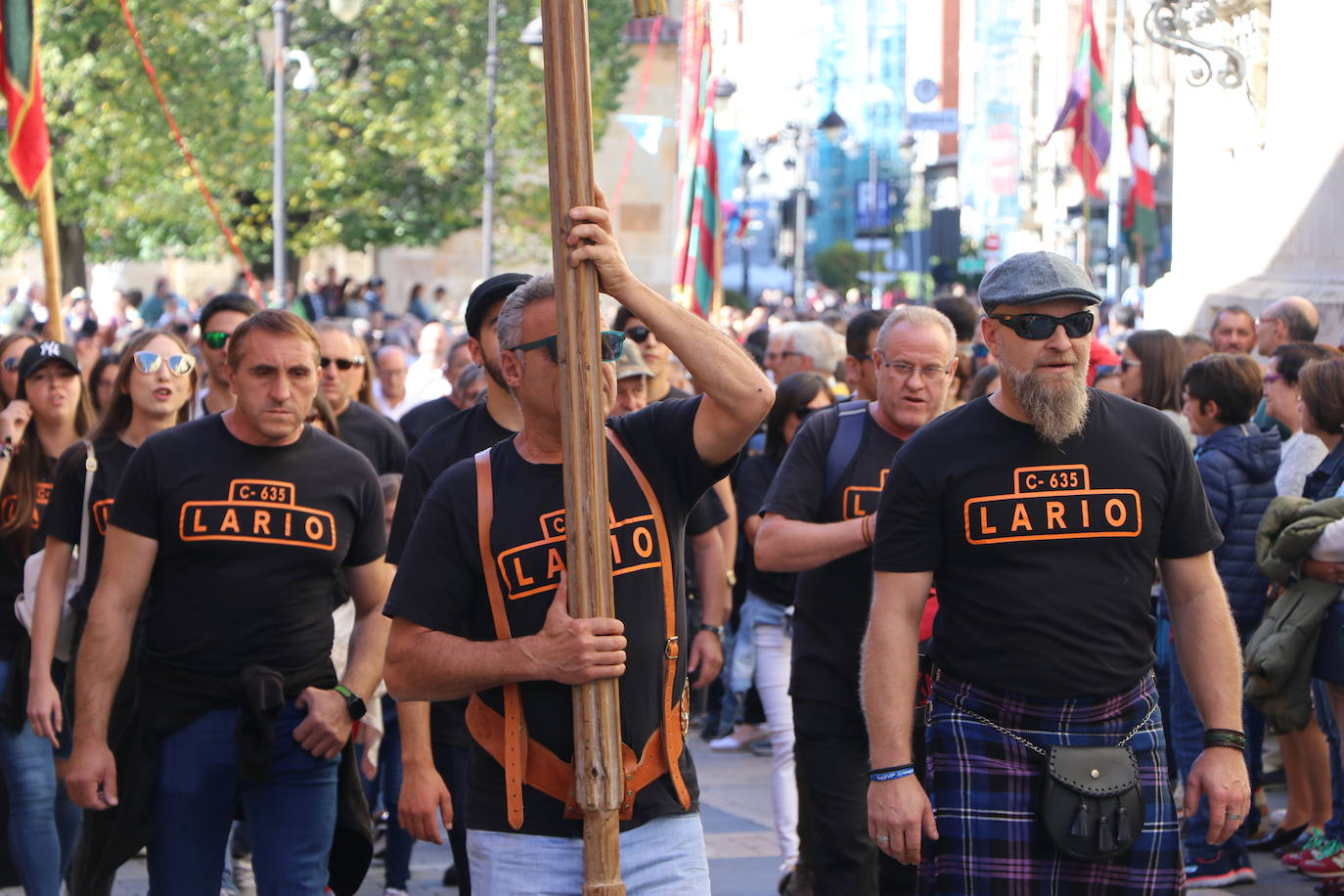 Desfile de pendones y pendonetas.