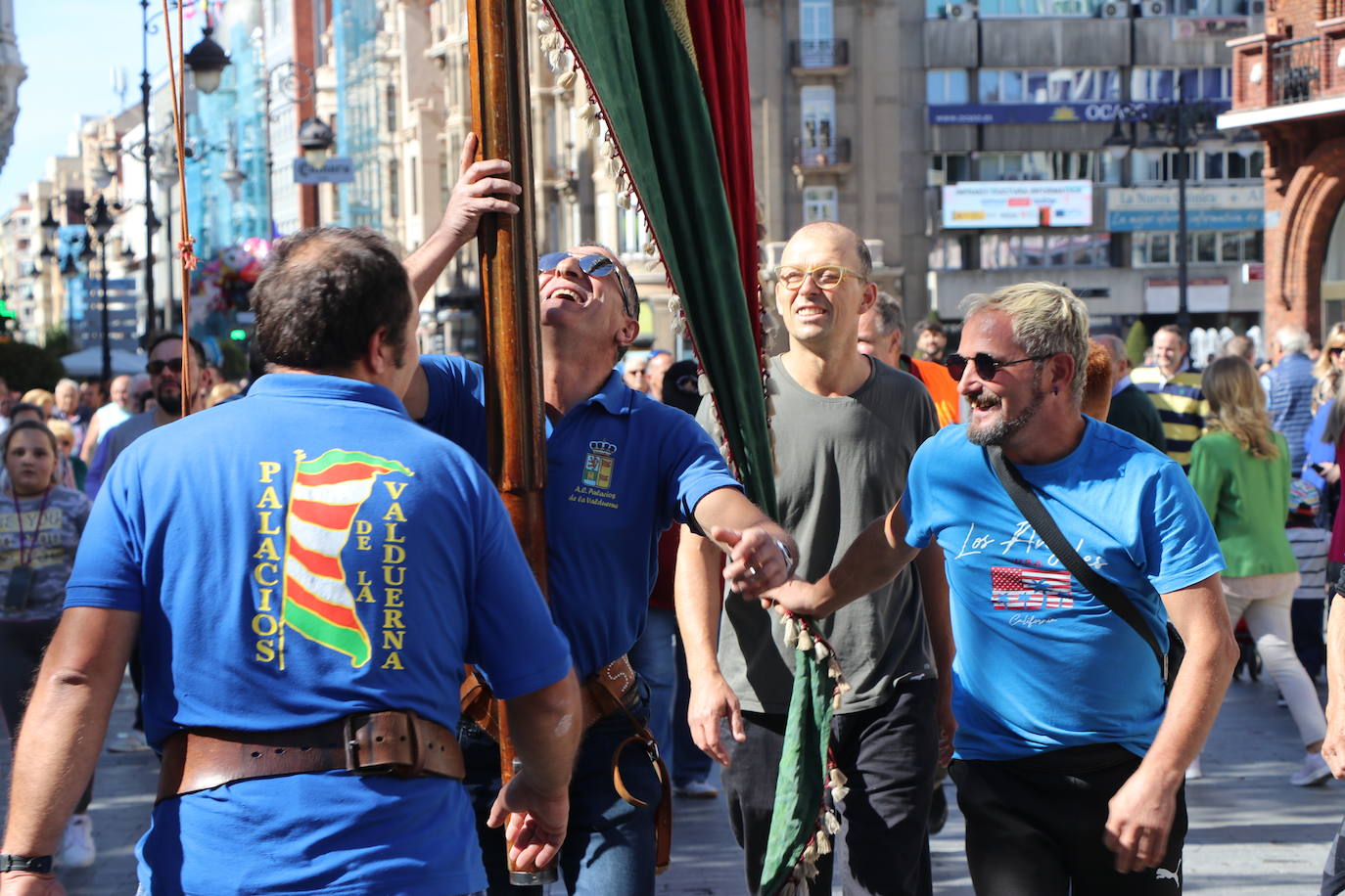 Desfile de pendones y pendonetas.