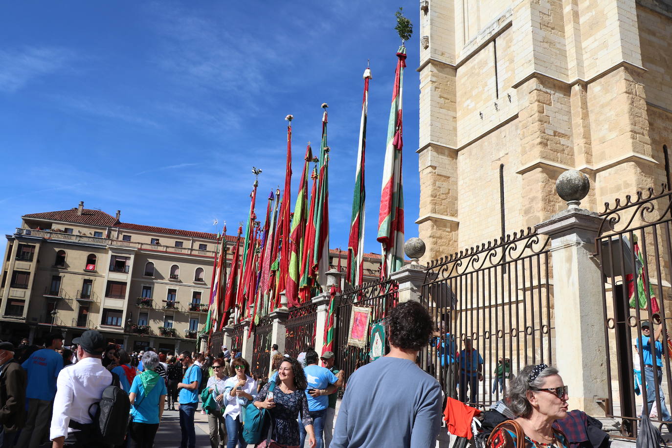 Desfile de pendones y pendonetas.