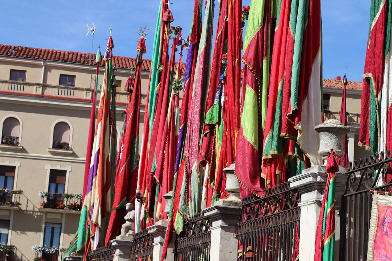 Desfile de pendones y pendonetas.