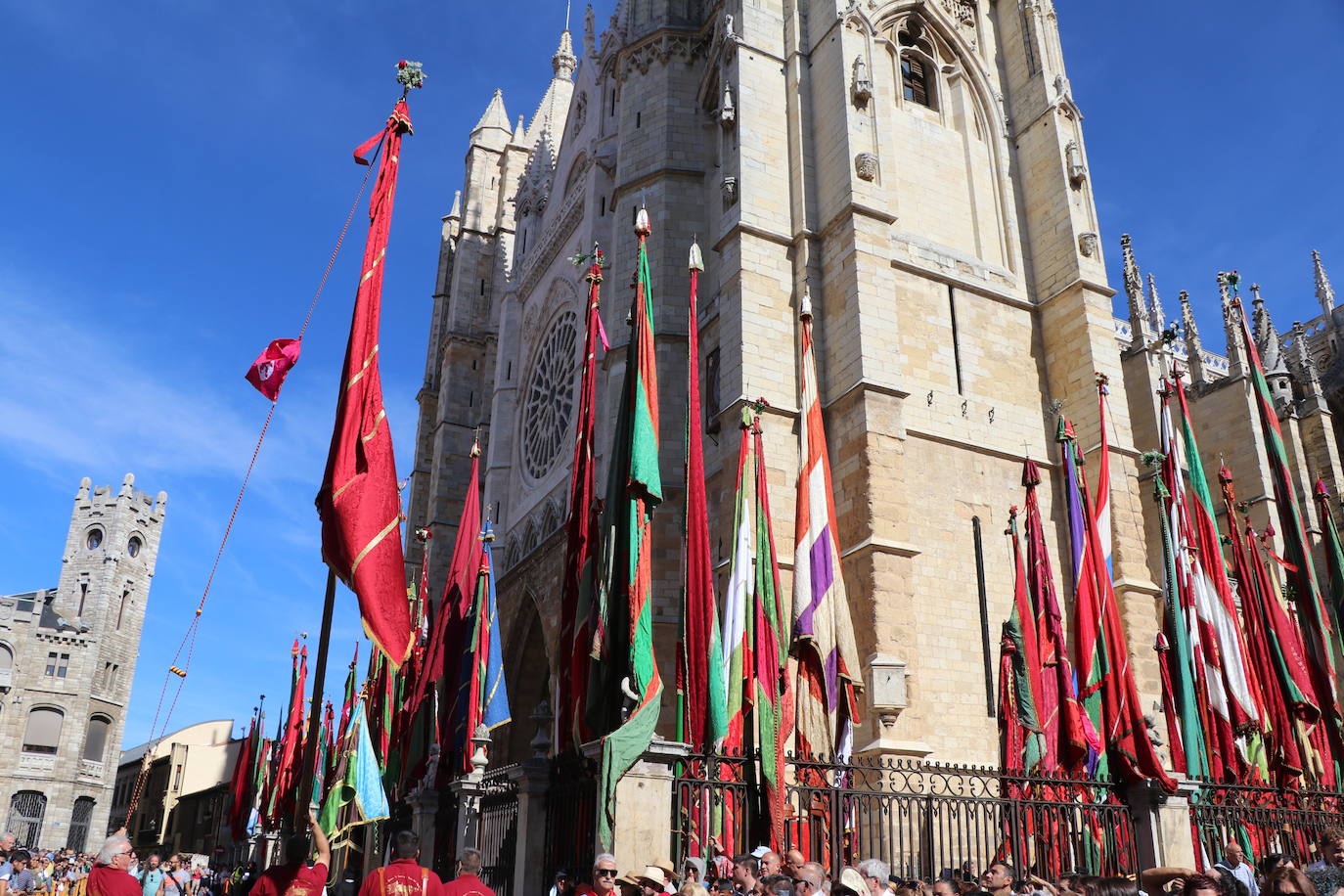 Desfile de pendones y pendonetas.