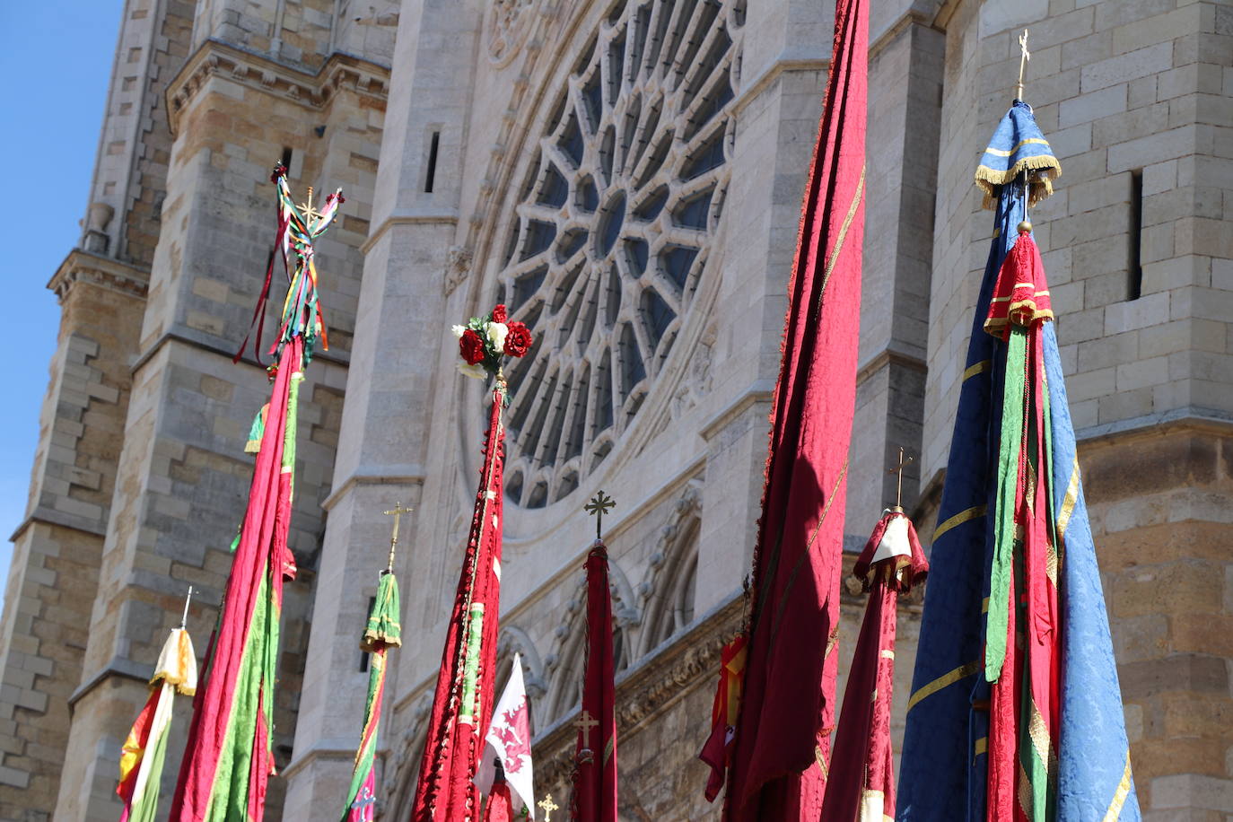 Desfile de pendones y pendonetas.