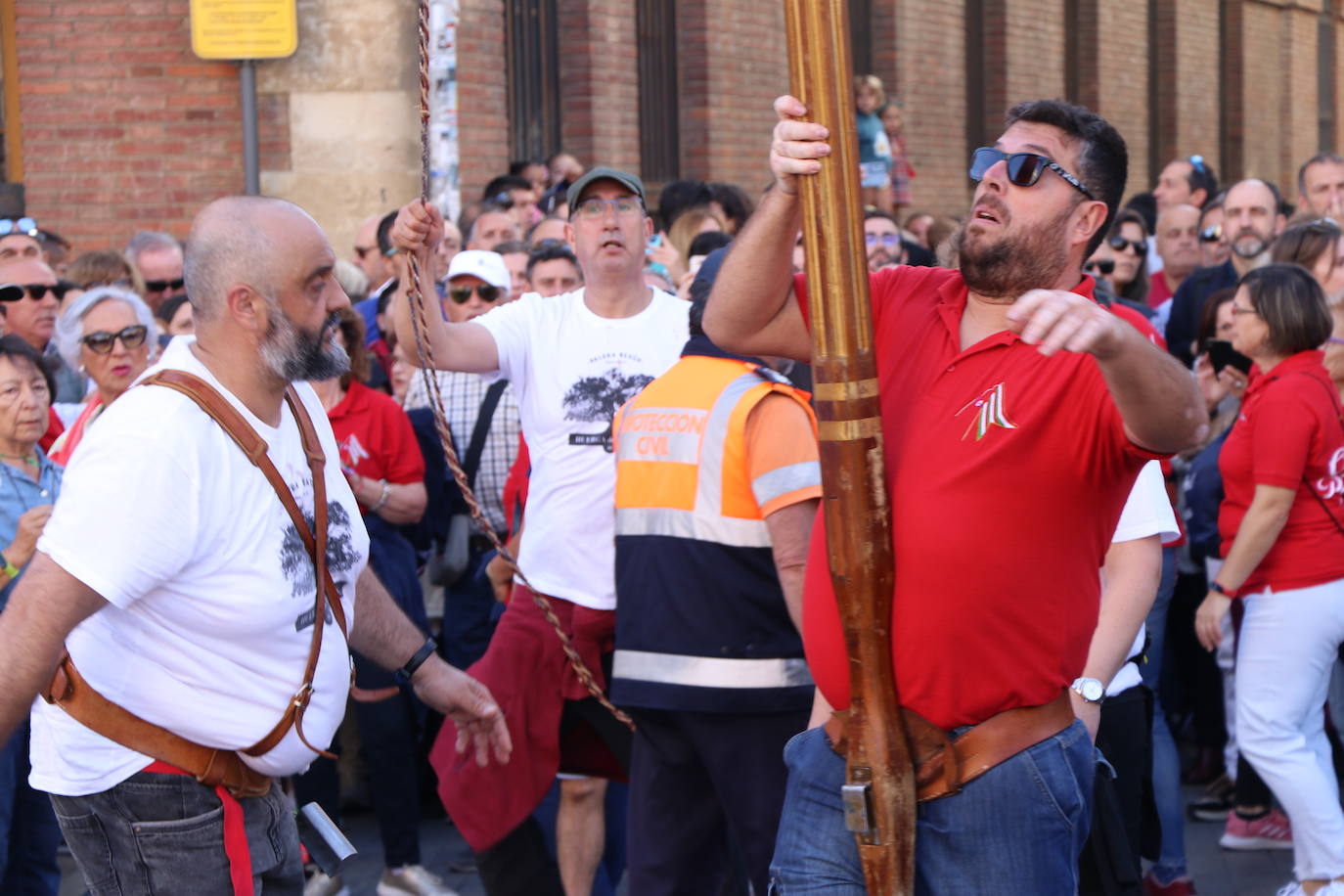 Desfile de pendones y pendonetas.