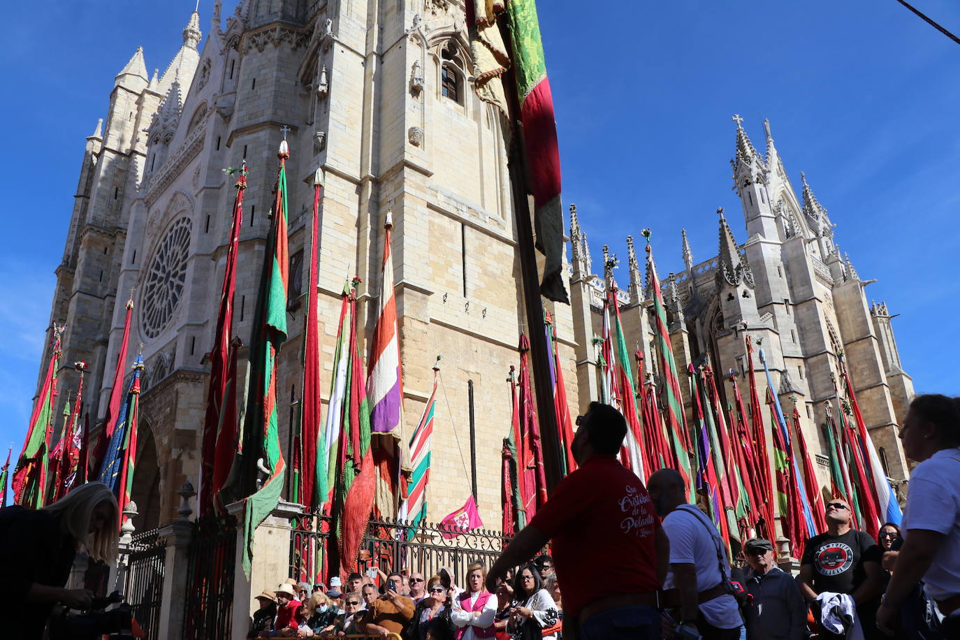 Desfile de pendones y pendonetas.