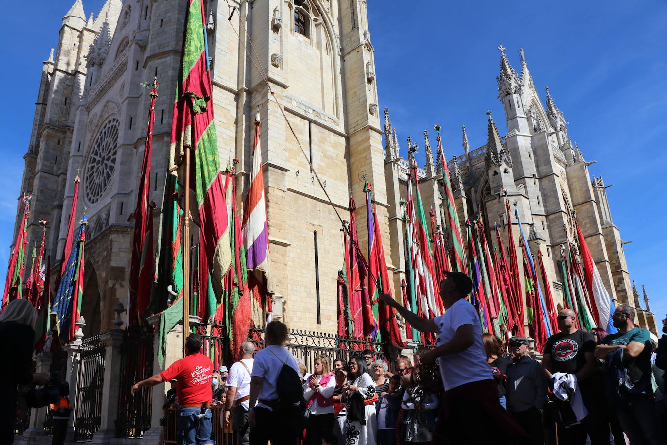 Desfile de pendones y pendonetas.