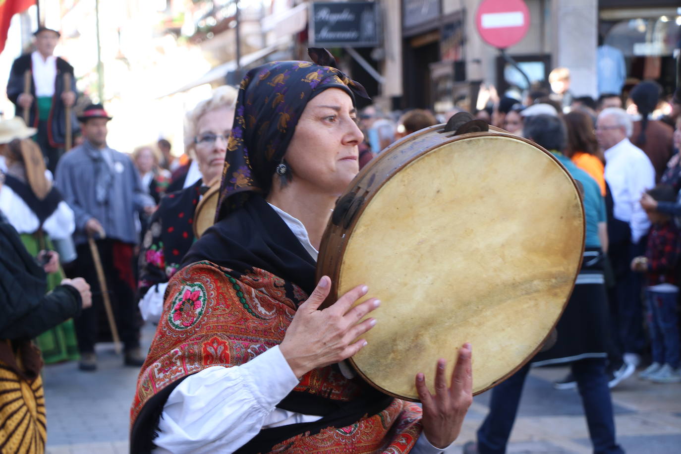 Desfile de pendones y pendonetas.