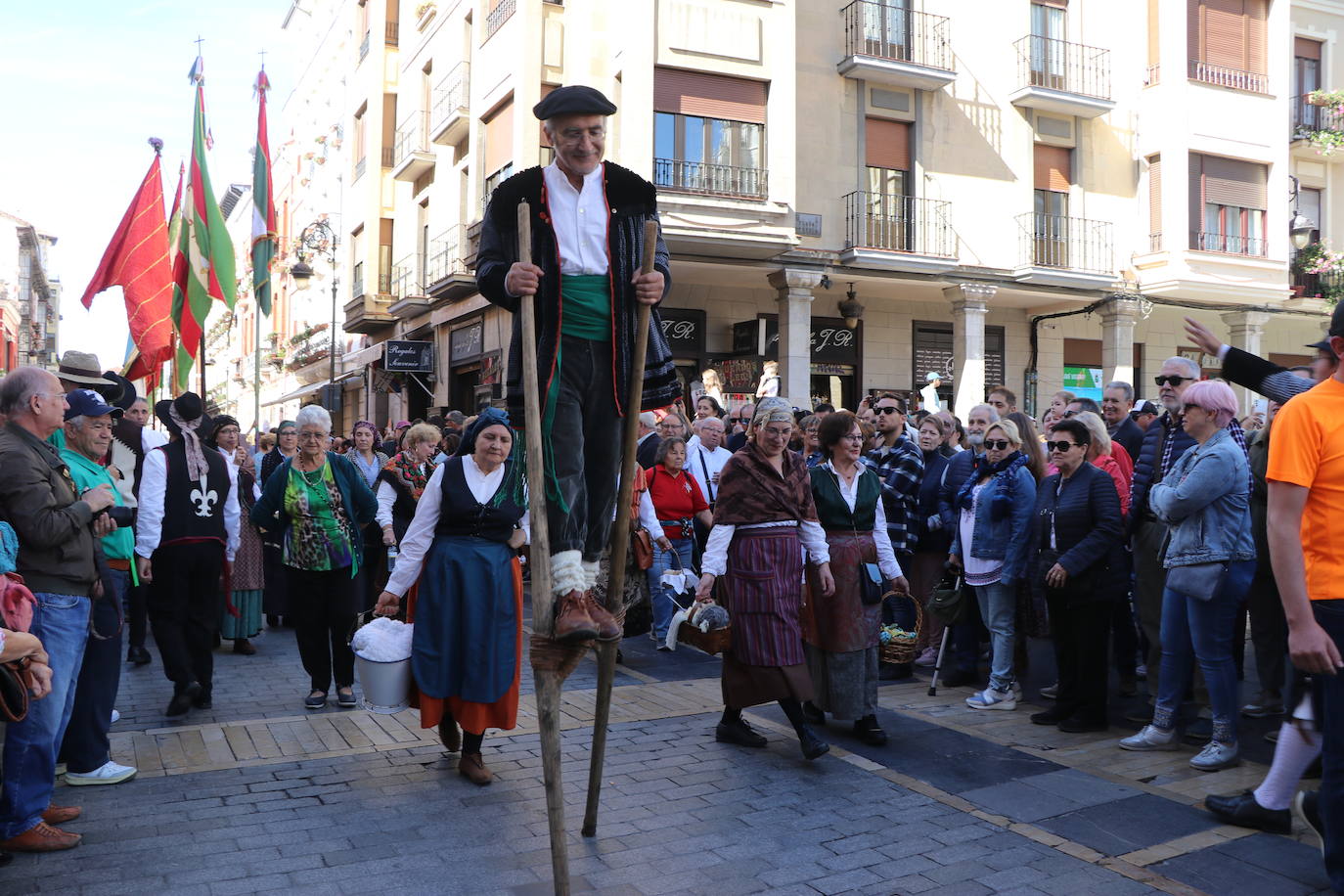 Desfile de pendones y pendonetas.