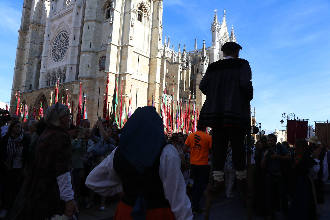 Desfile de pendones y pendonetas.