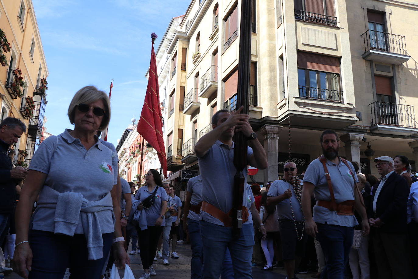 Desfile de pendones y pendonetas.