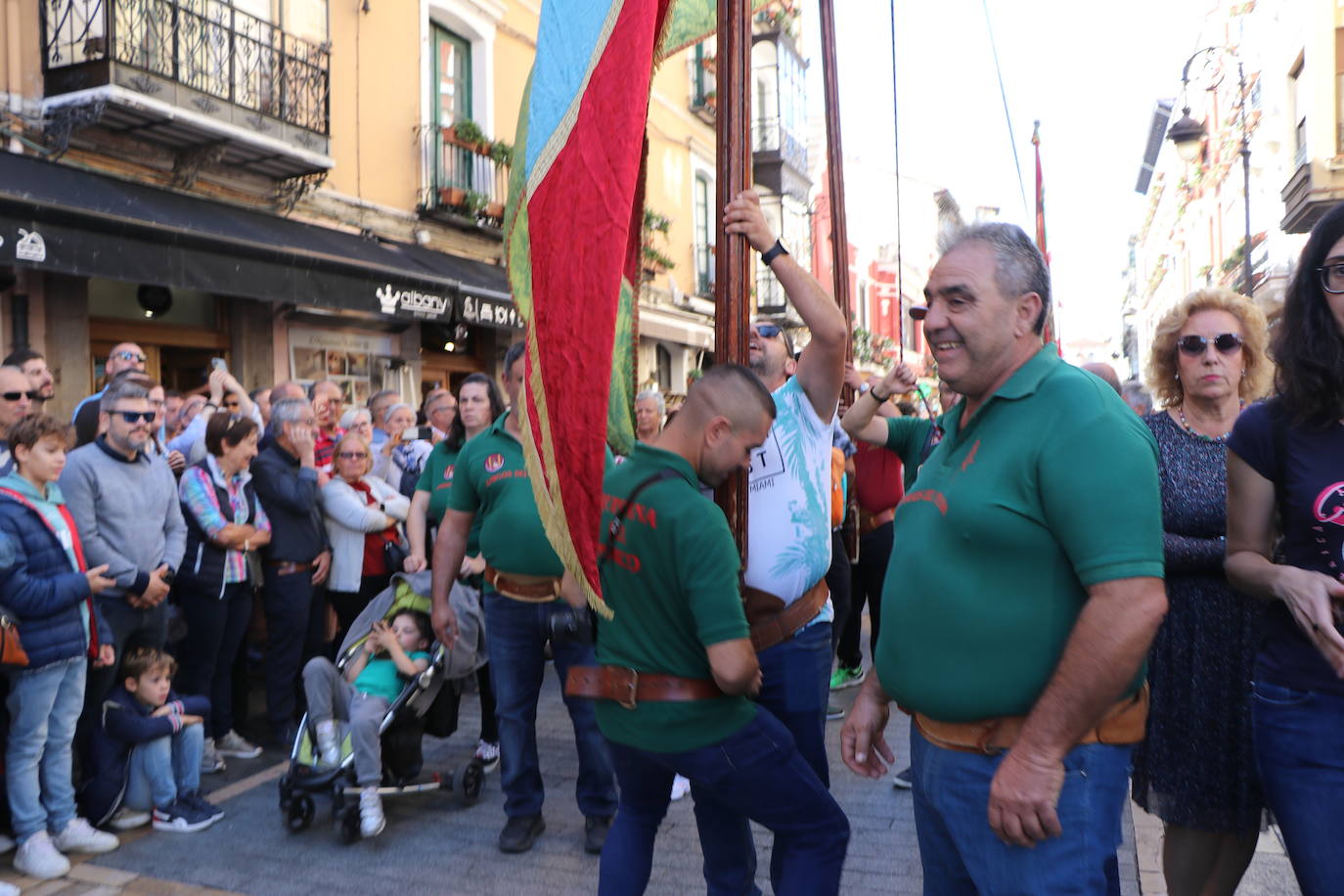 Desfile de pendones y pendonetas.