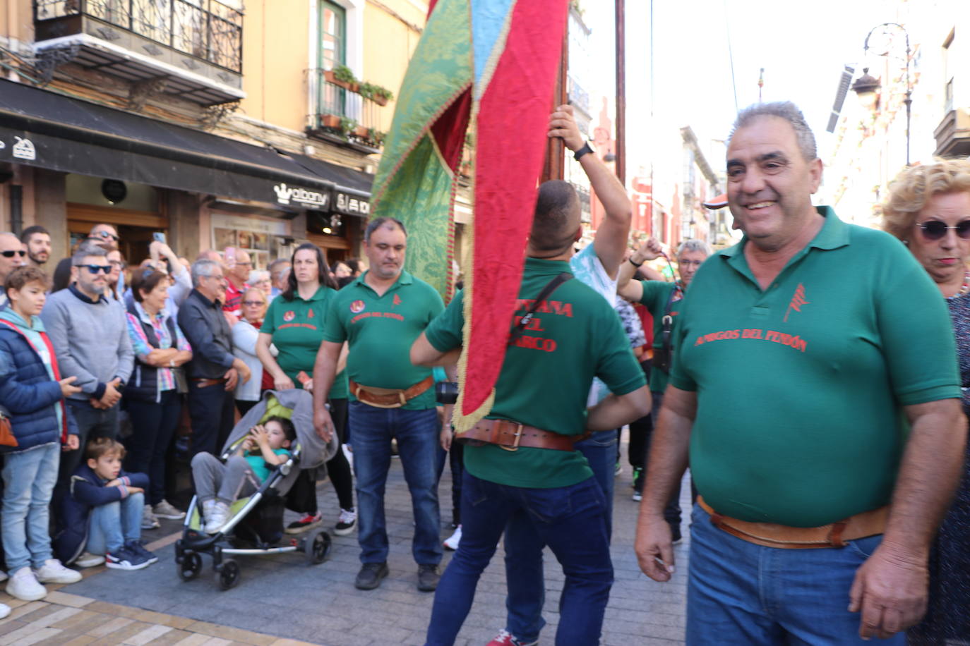 Desfile de pendones y pendonetas.