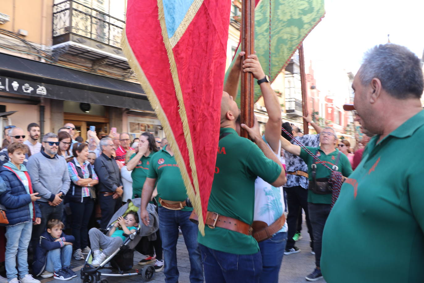 Desfile de pendones y pendonetas.