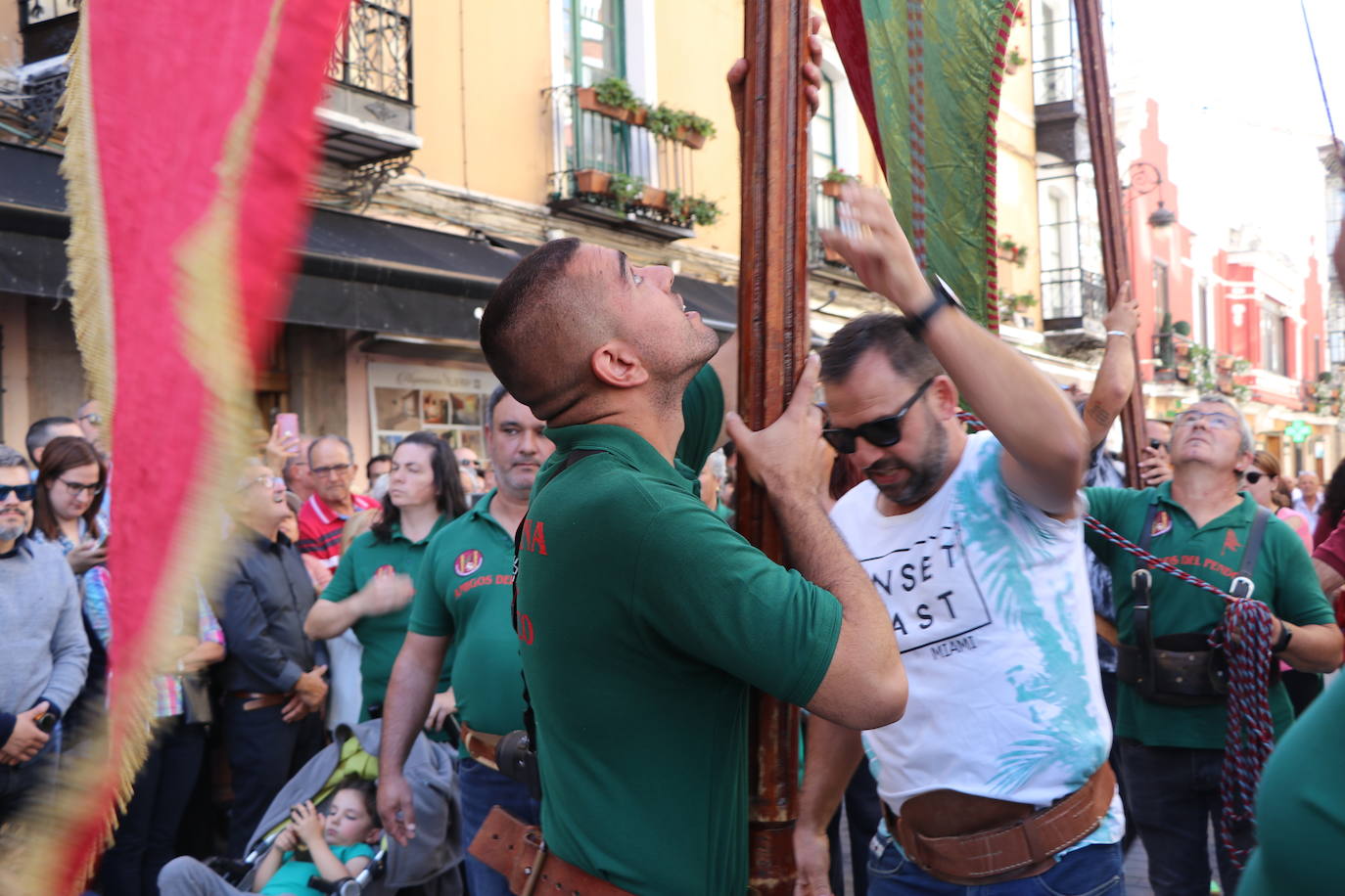 Desfile de pendones y pendonetas.