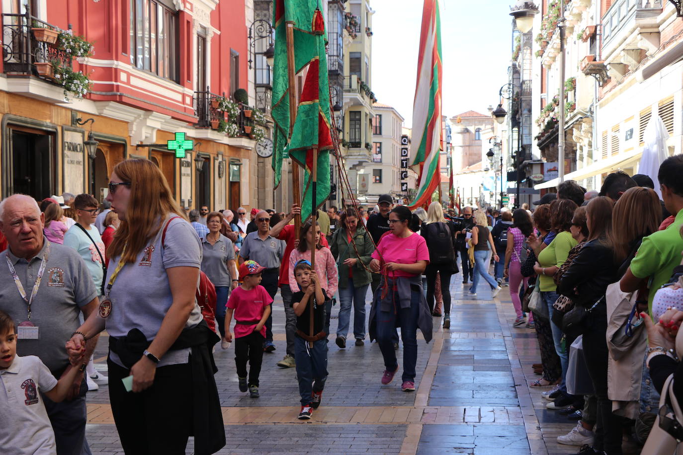 Desfile de pendones y pendonetas.