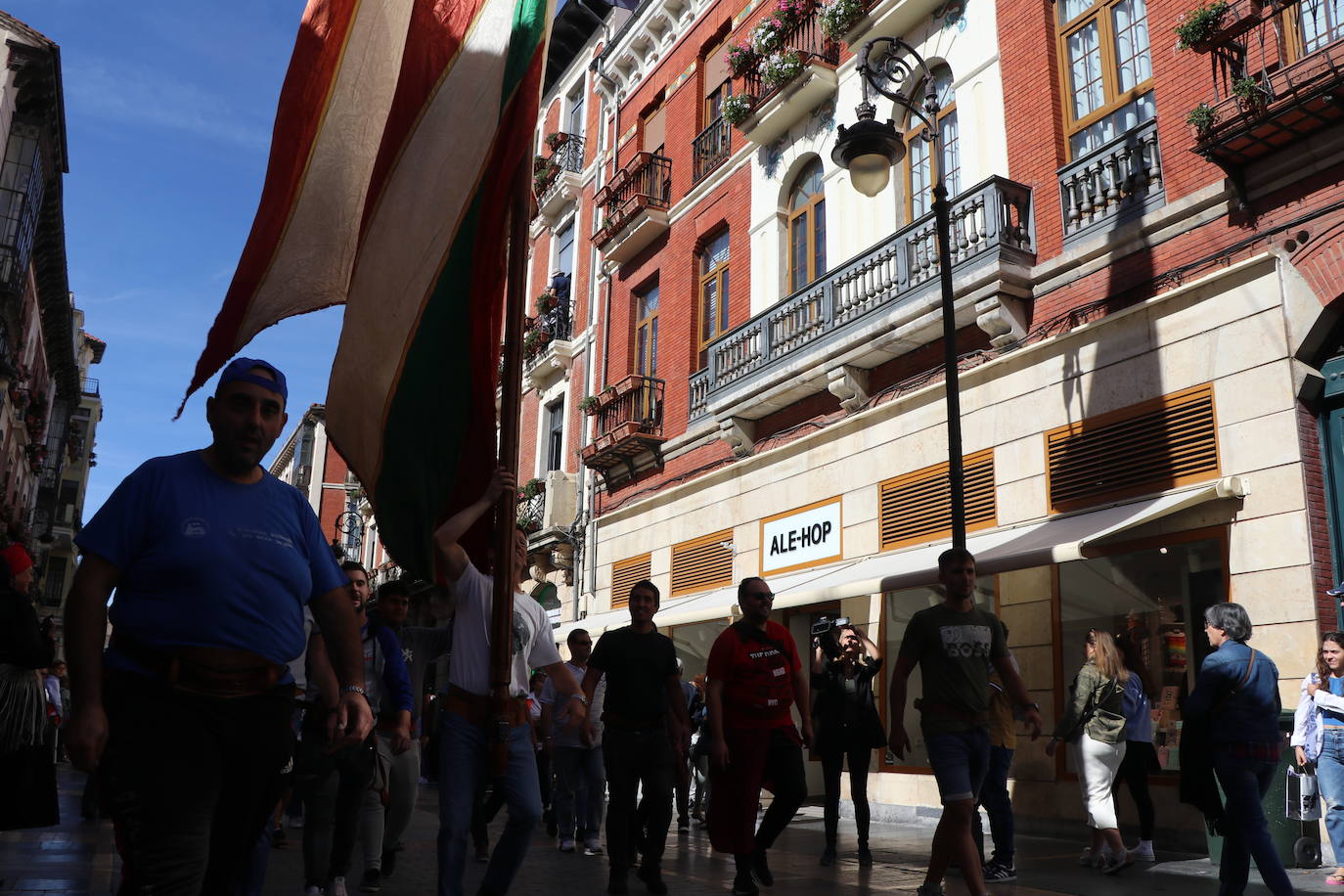 Desfile de pendones y pendonetas.