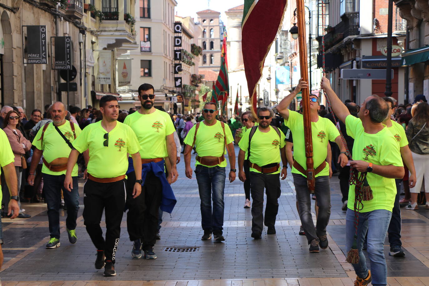 Desfile de pendones y pendonetas.