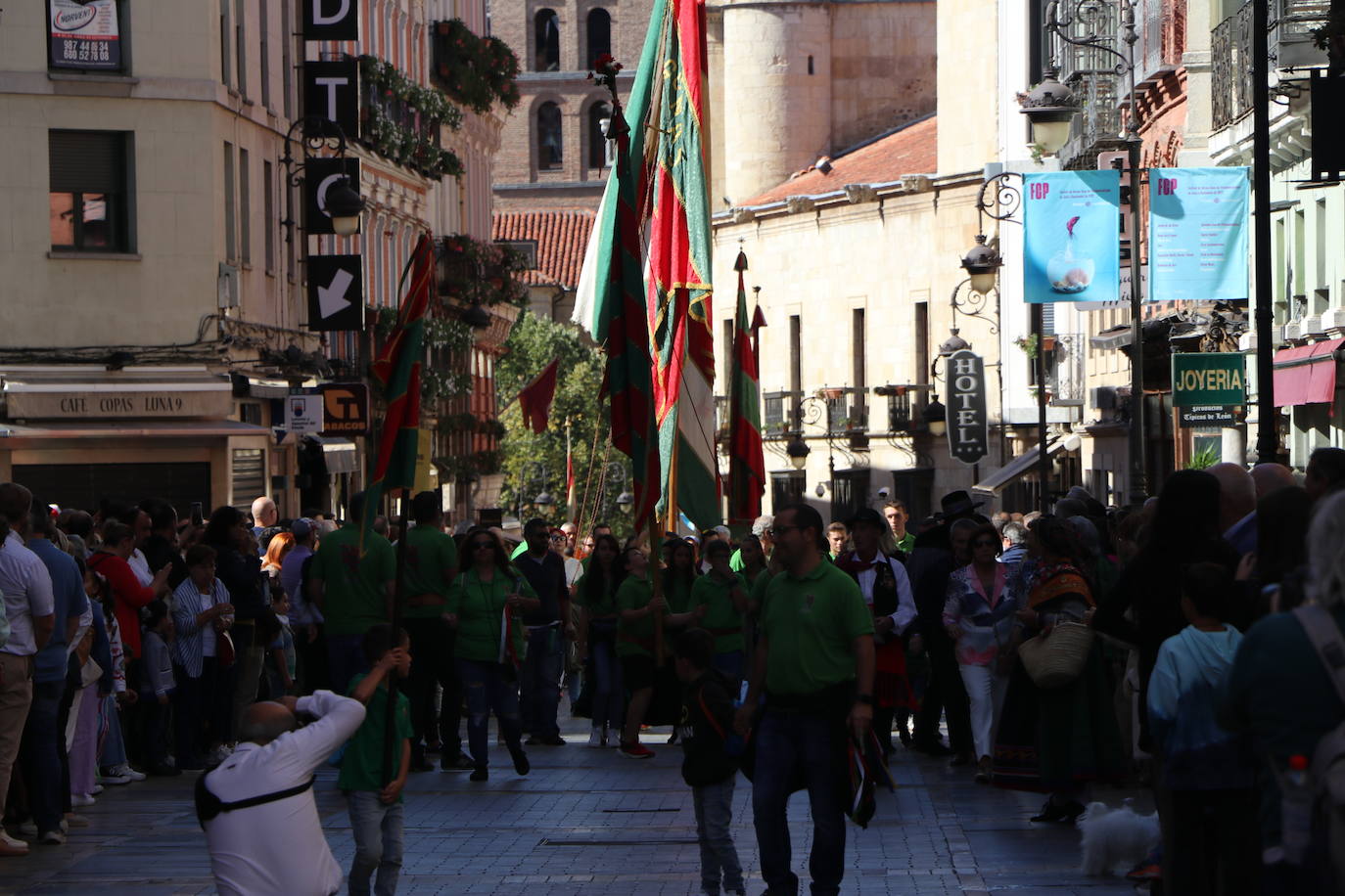 Desfile de pendones y pendonetas.