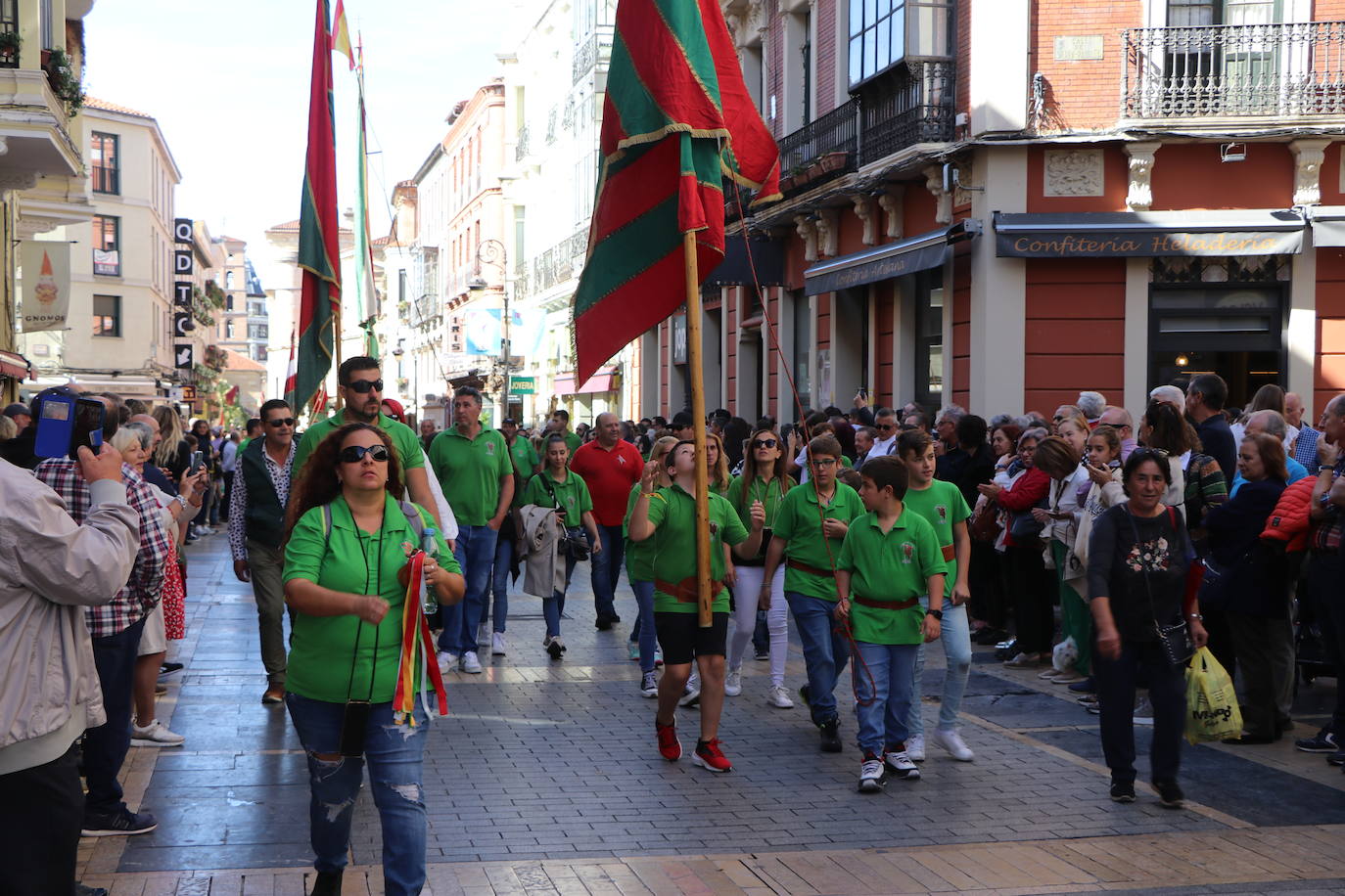 Desfile de pendones y pendonetas.