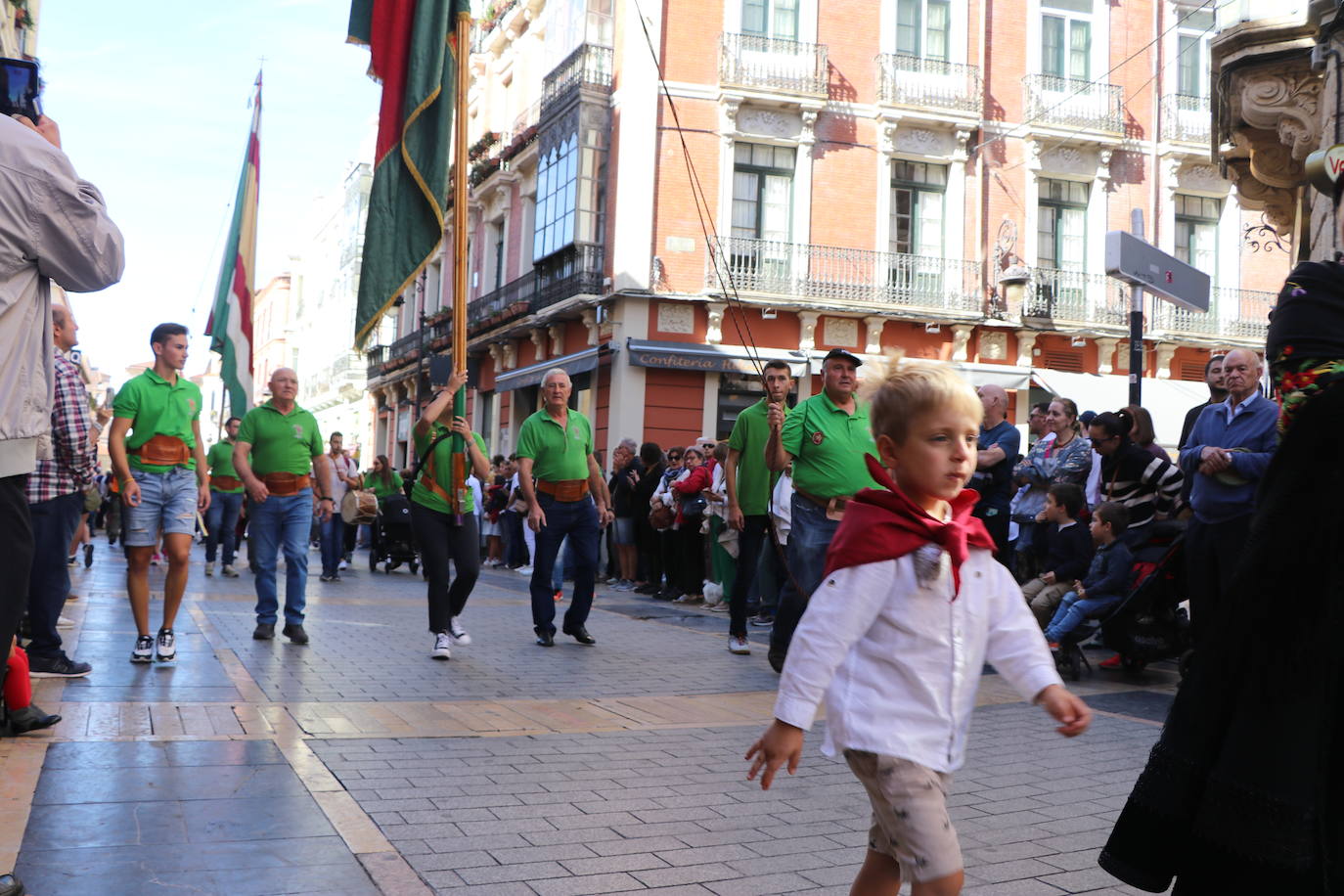 Desfile de pendones y pendonetas.