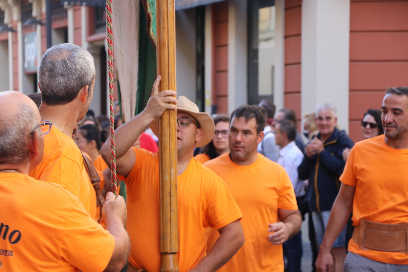 Desfile de pendones y pendonetas.