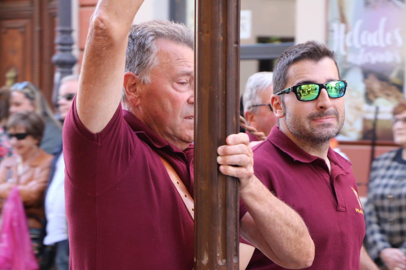 Desfile de pendones y pendonetas.