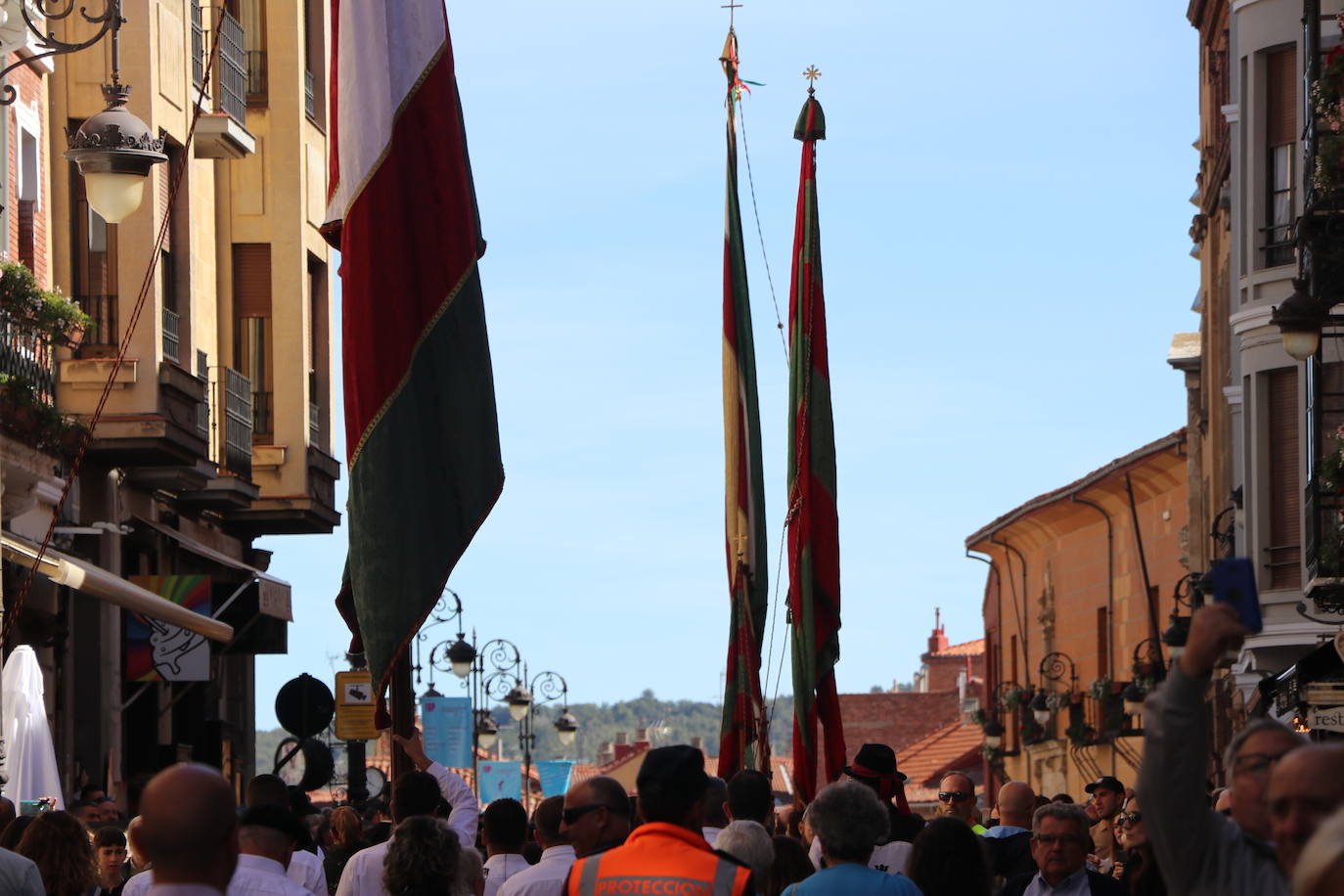 Desfile de pendones y pendonetas.