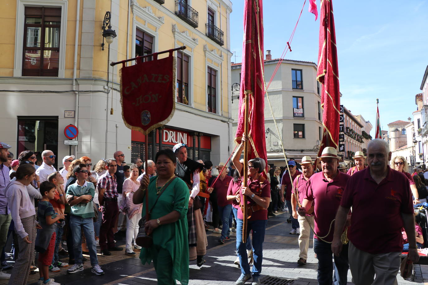 Desfile de pendones y pendonetas.