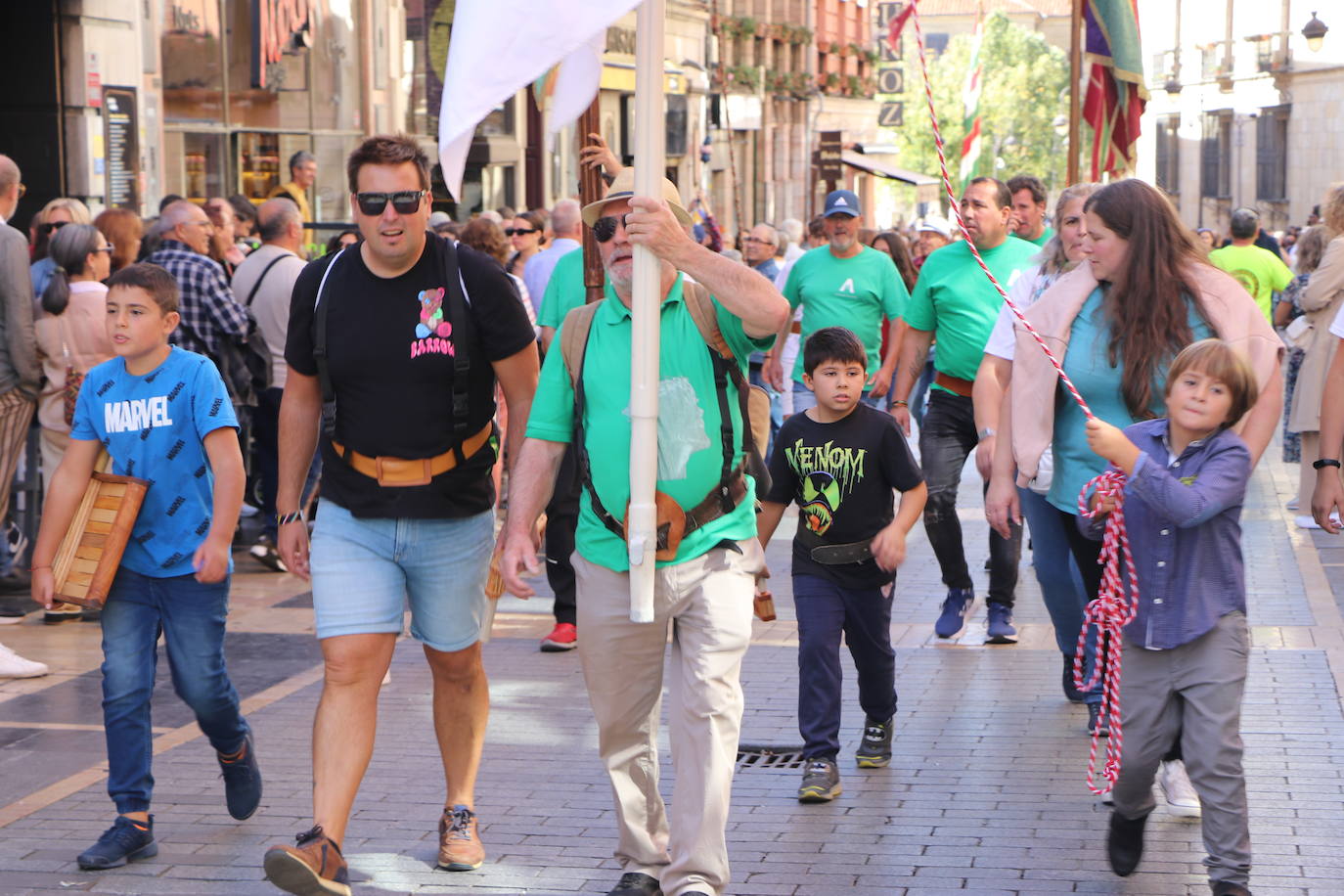 Desfile de pendones y pendonetas.