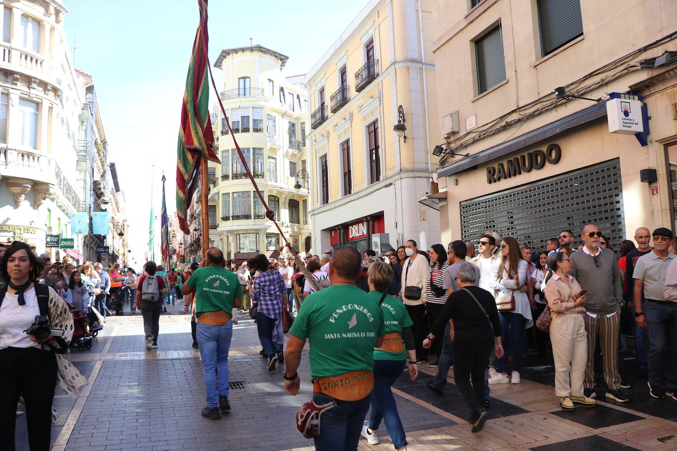 Desfile de pendones y pendonetas.