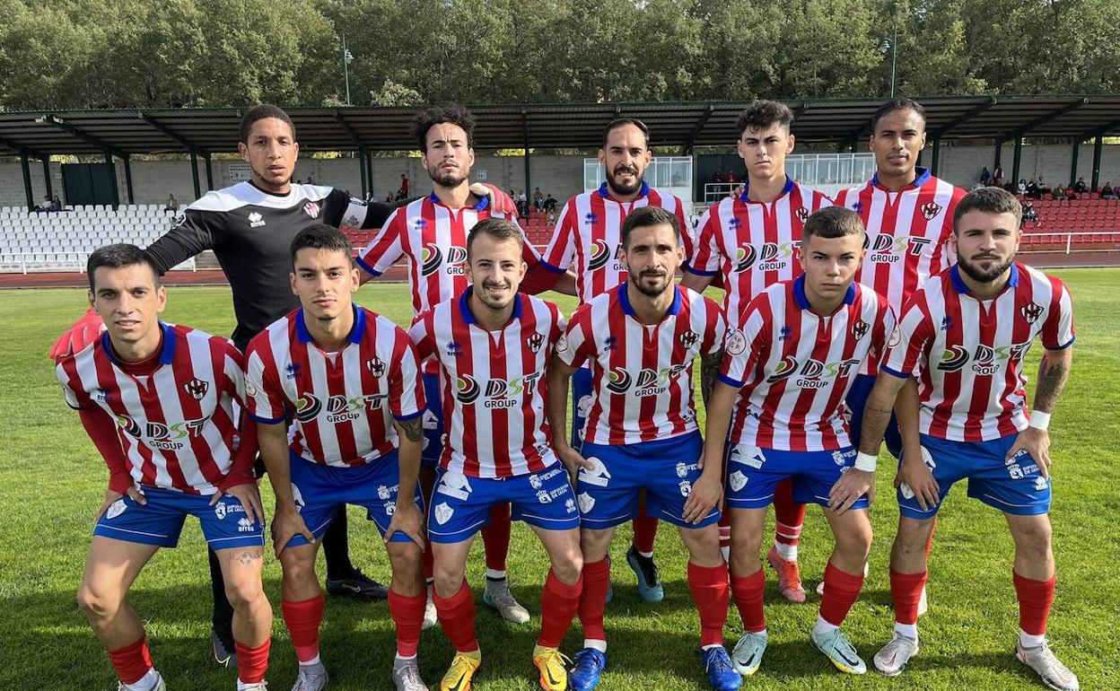 El once del Atlético Bembibre posa antes de un partido de esta temporada.