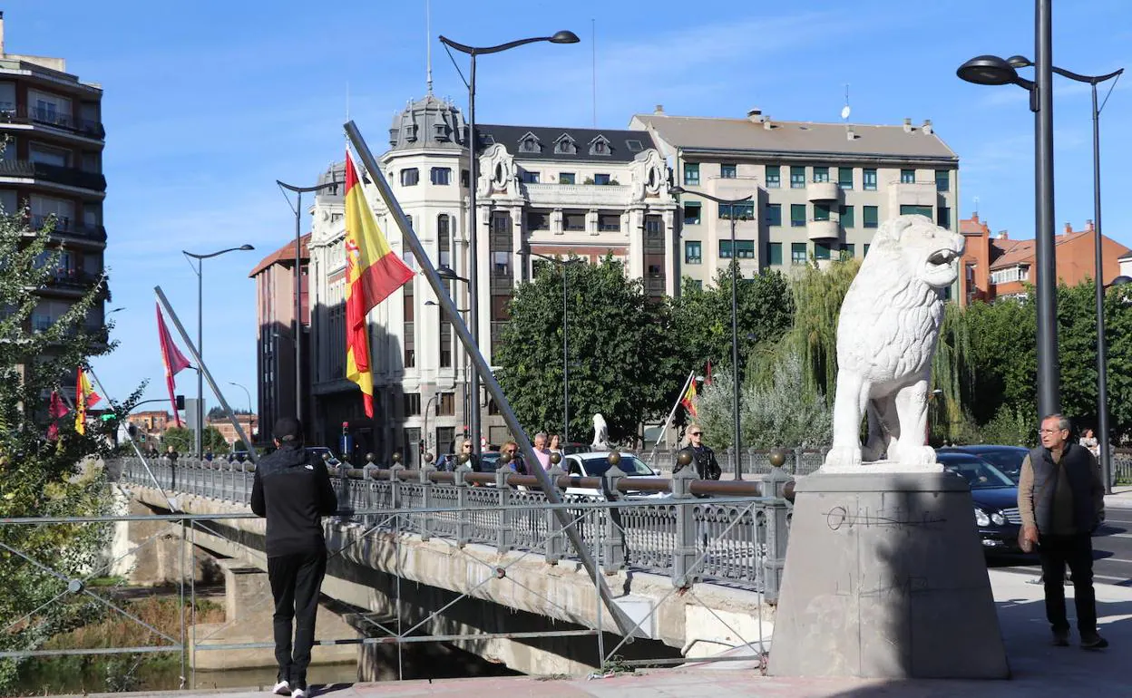 El Puente de los Leones ya ondea sus banderas 