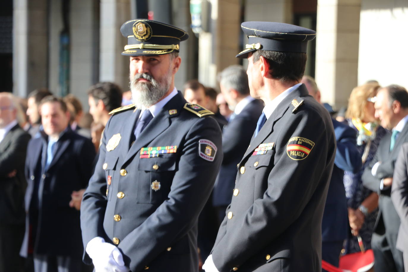 Fotos: Solemne izado de la bandera en León