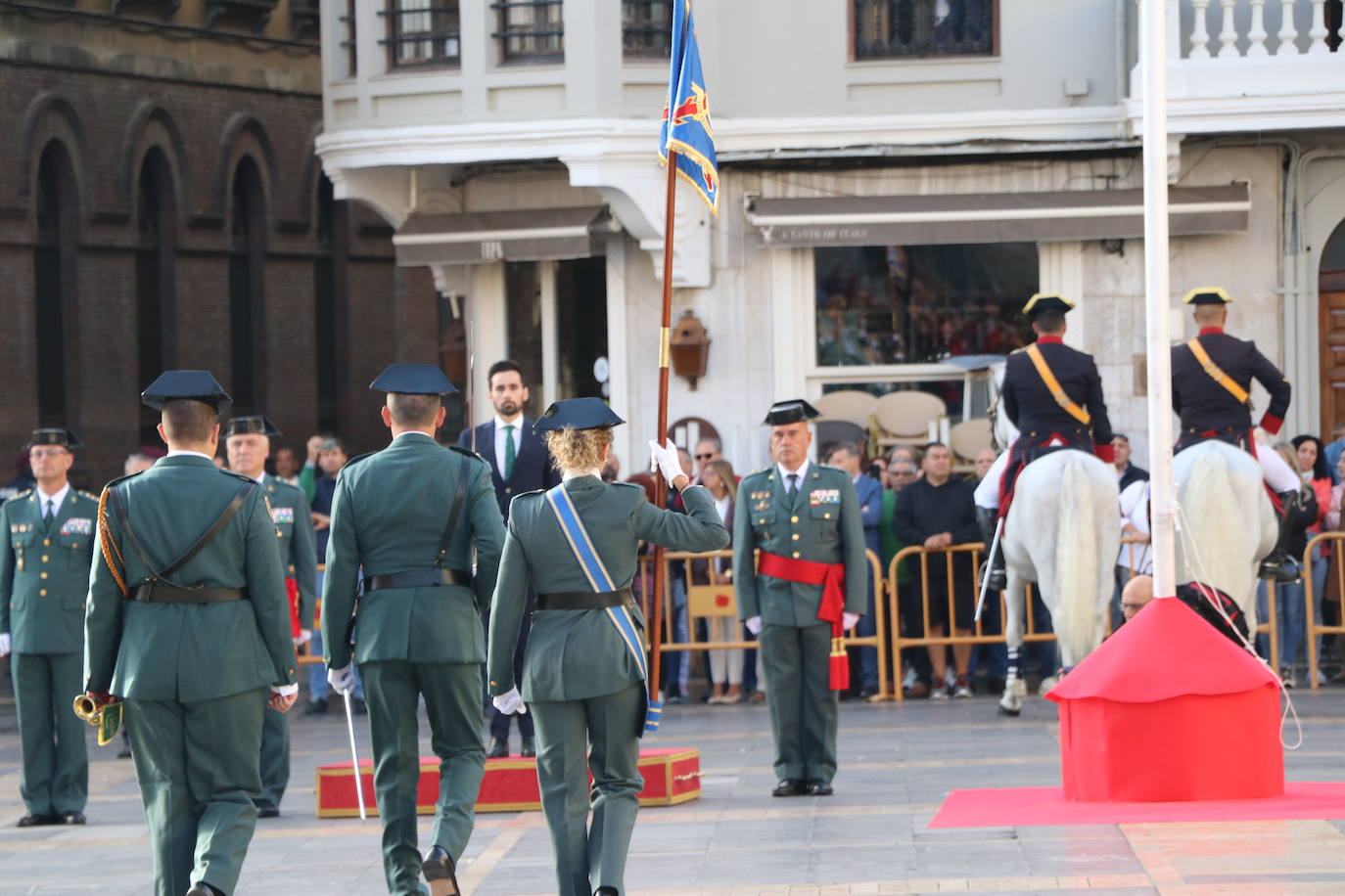 Fotos: Solemne izado de la bandera en León