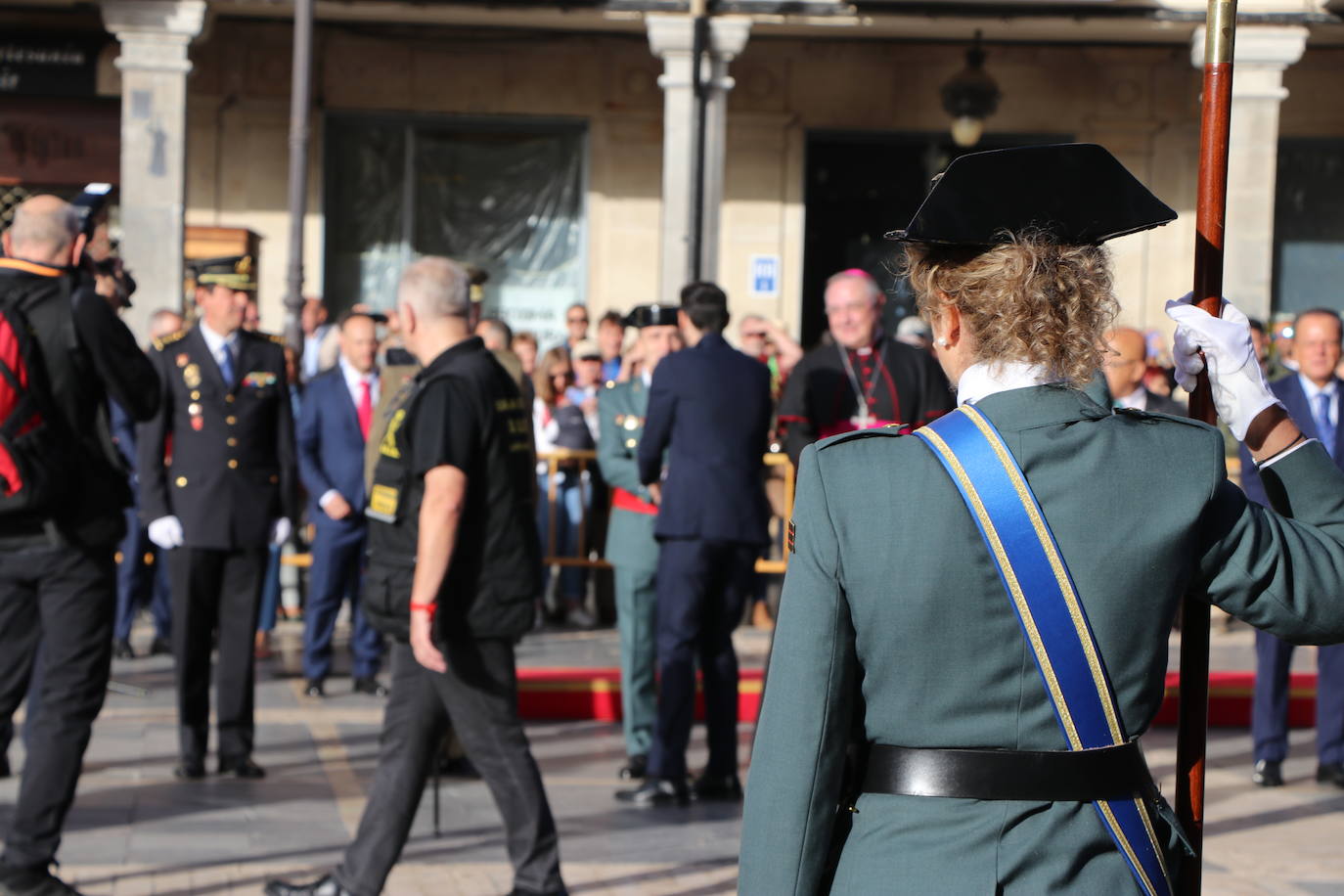 Fotos: Solemne izado de la bandera en León