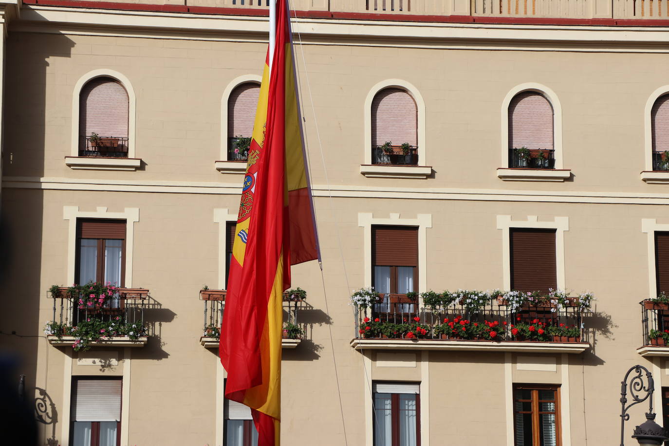 Fotos: Solemne izado de la bandera en León