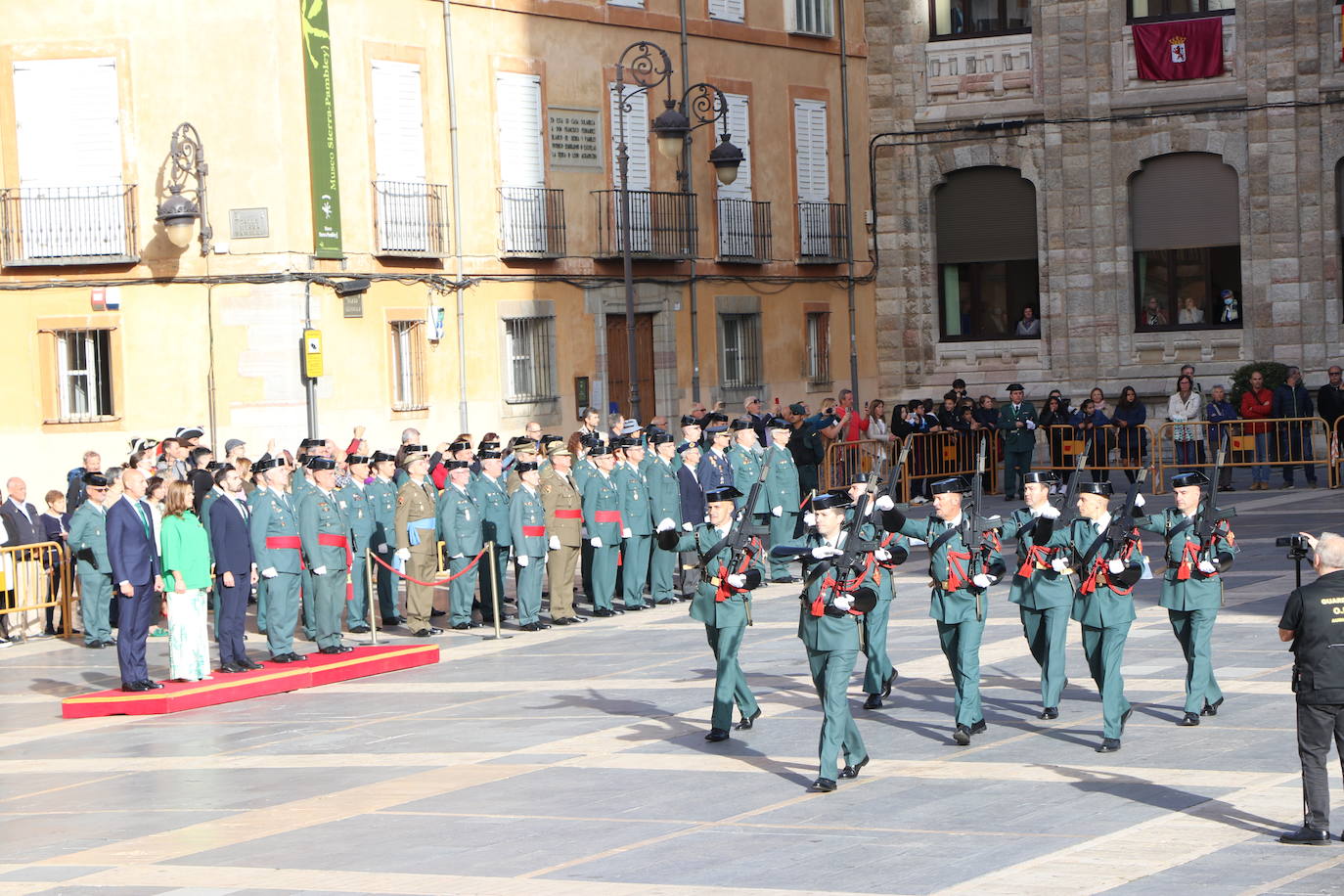 Fotos: Solemne izado de la bandera en León