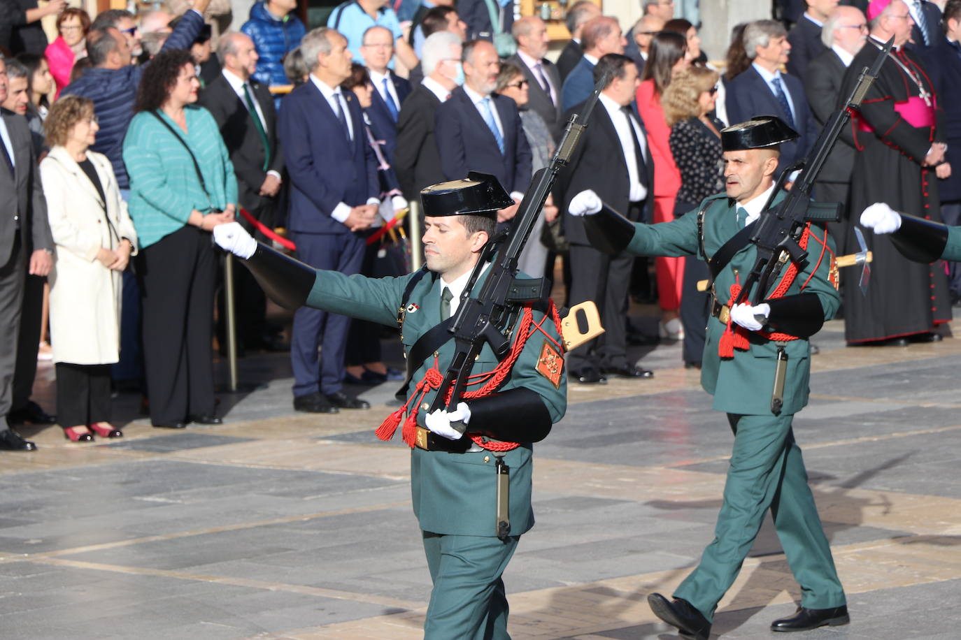 Fotos: Solemne izado de la bandera en León