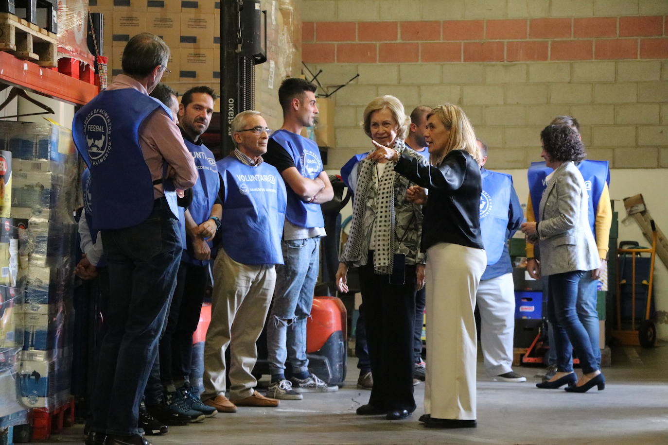 La reina emérita Sofía visita las instalaciones del Banco de Alimentos de León, en el recinto de Mercaleón, al que su fundación aporta importantres cantidades de recursos. La visita se enmarca dentro de una ronda a nivel nacional para conocer las necesidades y recursos de estos centros. 