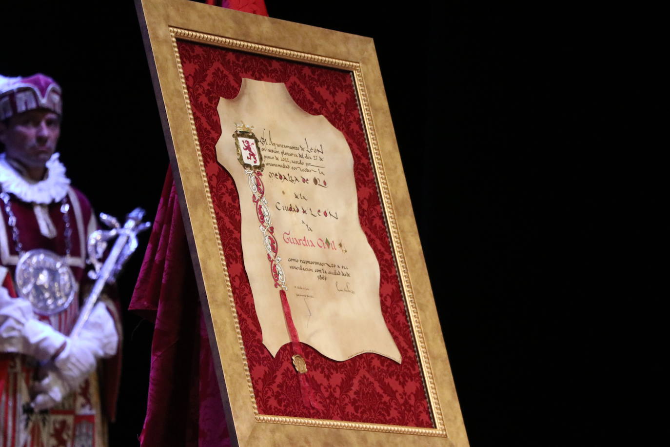 Fotos: Entrega de la Medalla de Oro de León a la Guardia Civil