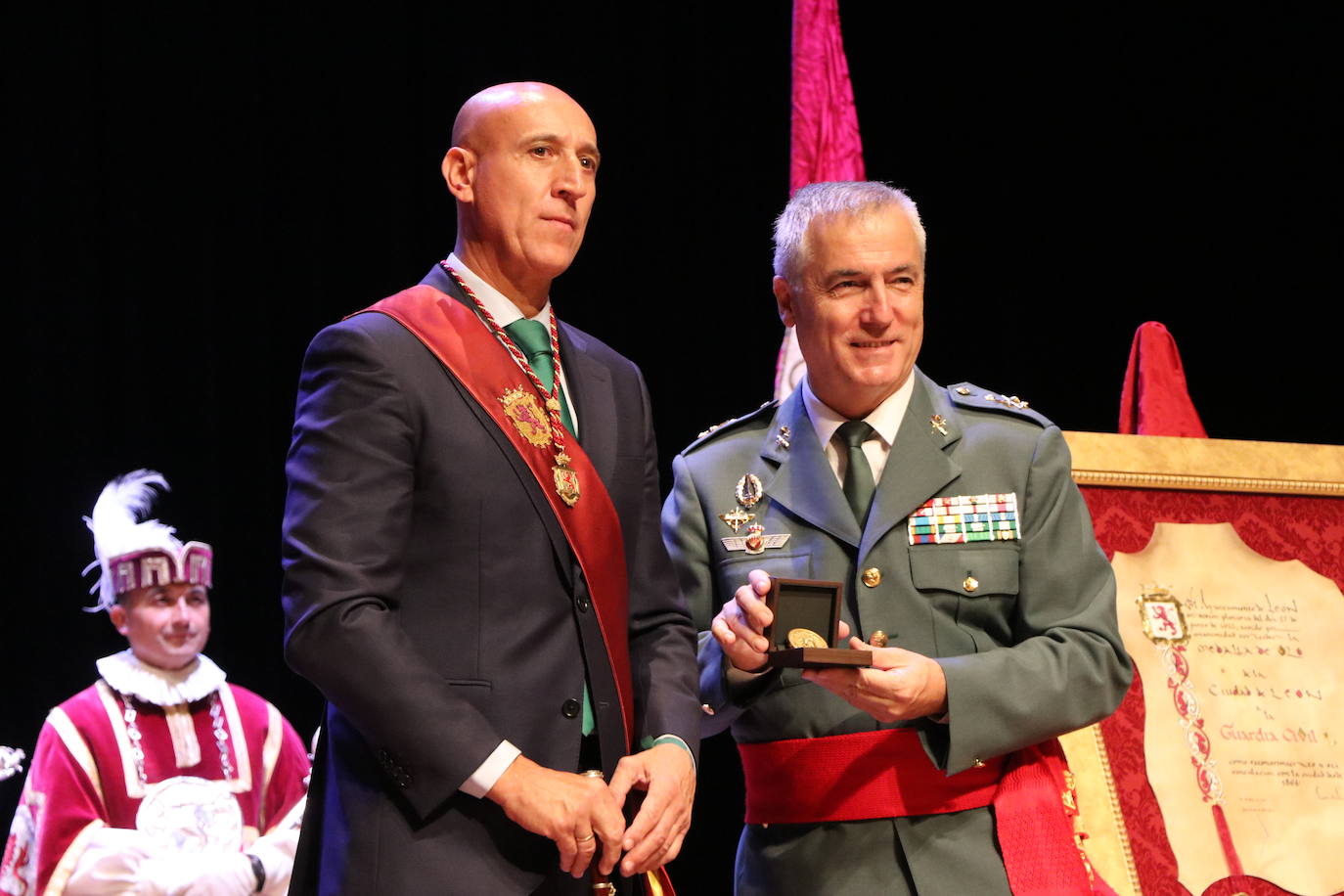 Fotos: Entrega de la Medalla de Oro de León a la Guardia Civil