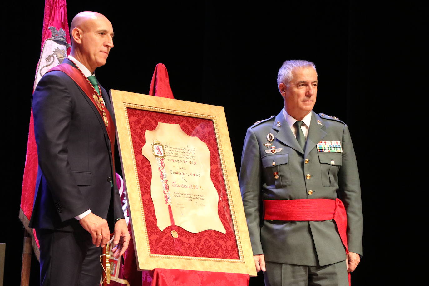 Fotos: Entrega de la Medalla de Oro de León a la Guardia Civil