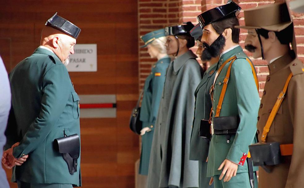 Un Guardia Civil mira uniformidades históricas en el Museo de la Semana Santa, habilitado para la exposición del instituto armado. 