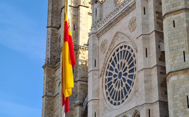 Galería. Un instante del acto de izado de la bandera y honores en la Plaza de Regla de León, con la bandera de España como antesala a la Seo leonesa. 