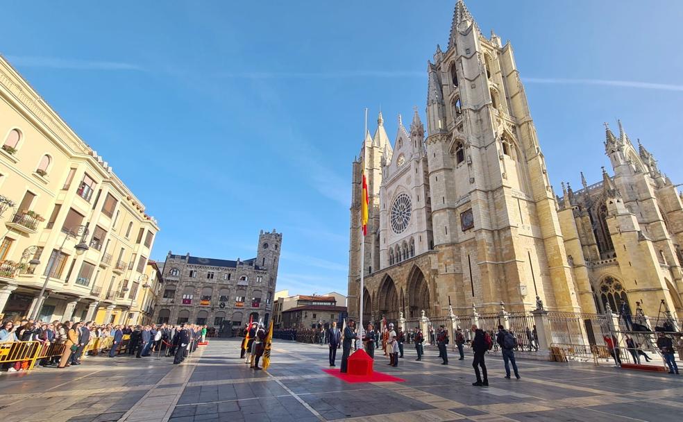 Un instante del izado de la bandera en la plaza de Regla, ante la Catedral de León, en el inicio de los actos conmemorativos de la patrona de la Guadia Civil. 